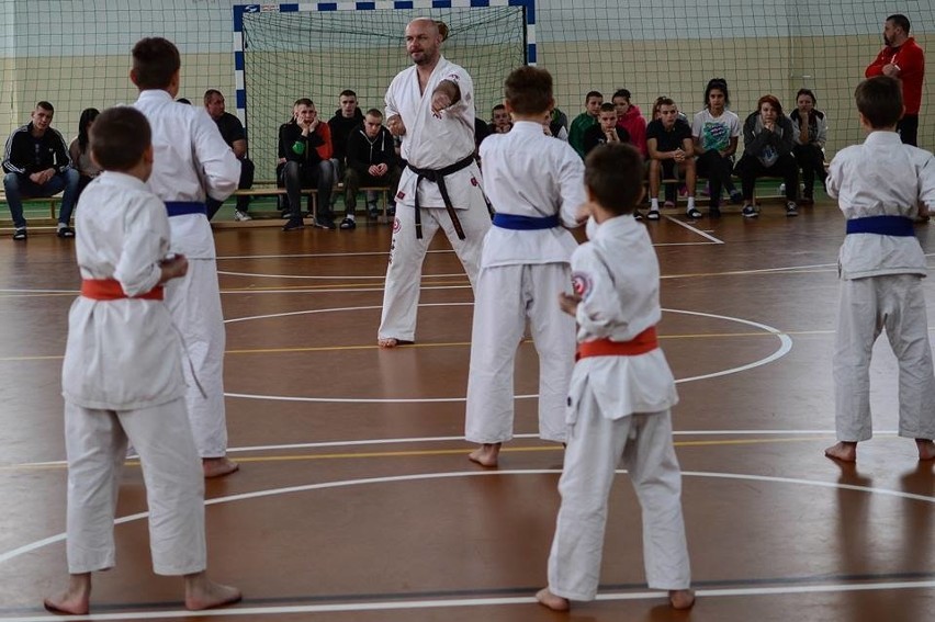 Karate także wychowuje. Zawodnicy Mushin Szydłowiec trenowali w Goździkowie