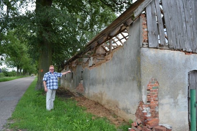 Nawałnica zniszczyła dachy w ŚmiłowieBudynki bez dachów widać już od strony drogi powiatowej