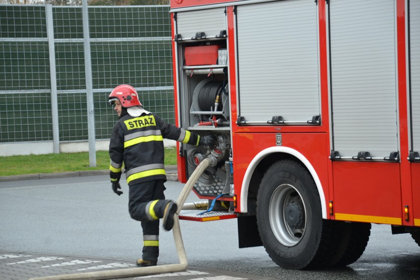 Przy autostradzie A1 w Żorach autobus stanął w ogniu. Strażacy wyciągali rannych ZDJĘCIA