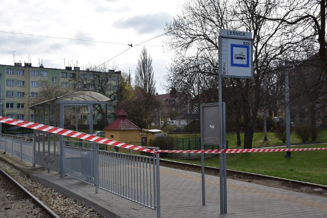 Ze względu na zły stan torowiska, ruch tramwajowy do Leśnicy został wstrzymany do odwołania.