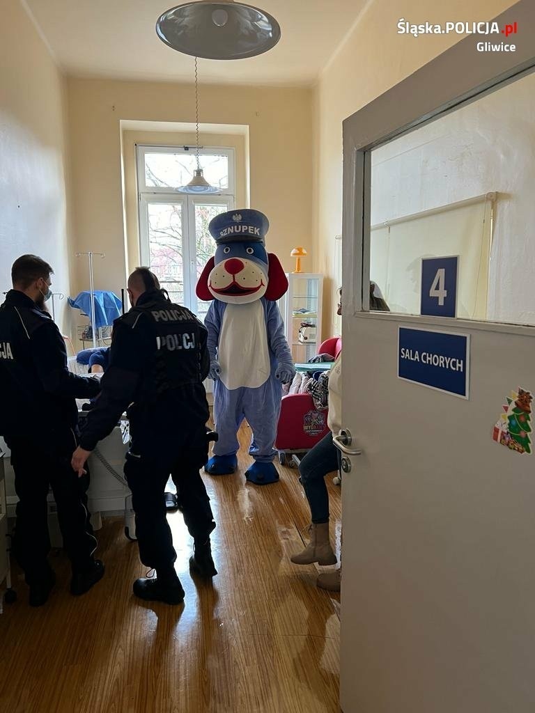 Policjanci z Gliwic odwiedzili pacjentów Szpitala Miejskiego...