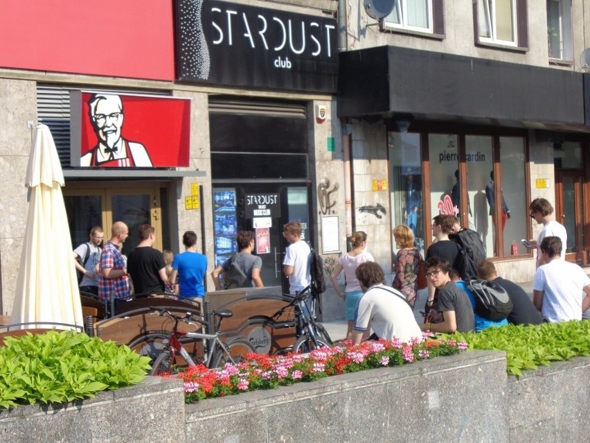 KFC przy Świdnickiej znów otwarte. Tłumy w kolejce po "kubełek" za złotówkę (ZDJĘCIA)