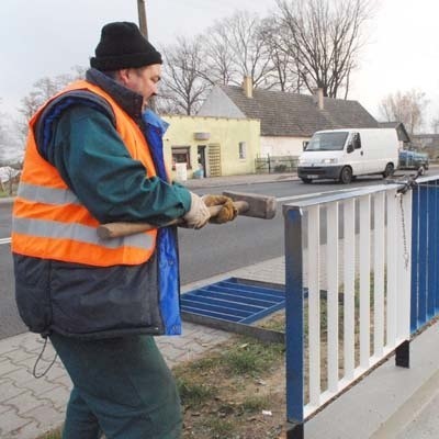 Damazy Kokoszka już trzeci raz w przeciągu trzech miesięcy naprawia barierkę, staranowaną przez auto, które wyleciało z trasy w Gronowie