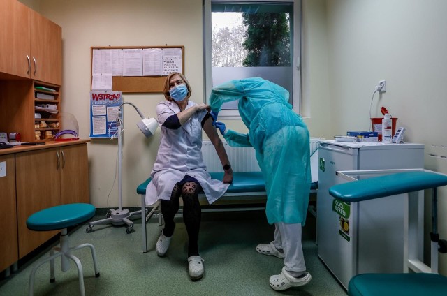Pielęgniarka z Gdańska była pierwszą na Pomorzu zaszczepioną osobą. W niedzielę 27.12.2020 roku jedną z niezbędnych dwóch dawek szczepionki otrzymało 75 osób. W kolejce czeka kilkanaście tysięcy pracowników służb medycznych z regionu.