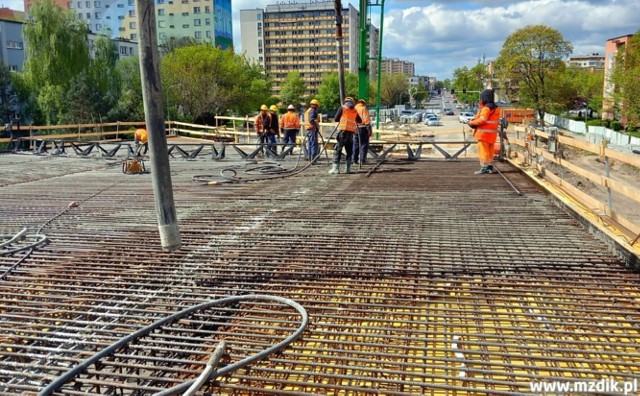 Wykonawca betonuje już płytę nowego wiaduktu w ciągu ulicy Żeromskiego i Lubelskiej w Radomiu.