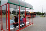 Chuligani niszczą, śmiecą i upijają się na przystankach autobusowych na Bronowicach