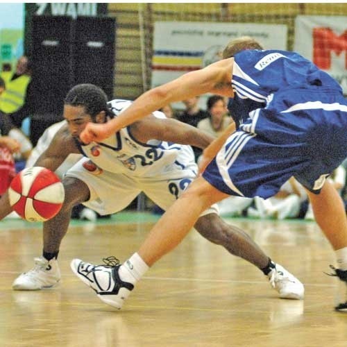To nie pokaz brazylijskiej capoeiry, ale koszykarskie szkolenie w wykonaniu DJ Thompsona (z piłką). W roli ucznia reprezentant Polski Łukasz Koszarek.