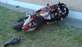Lębork. Motocyklista uderzył w ścianę Kauflandu. Z ciężkimi obrażeniami trafił do szpitala