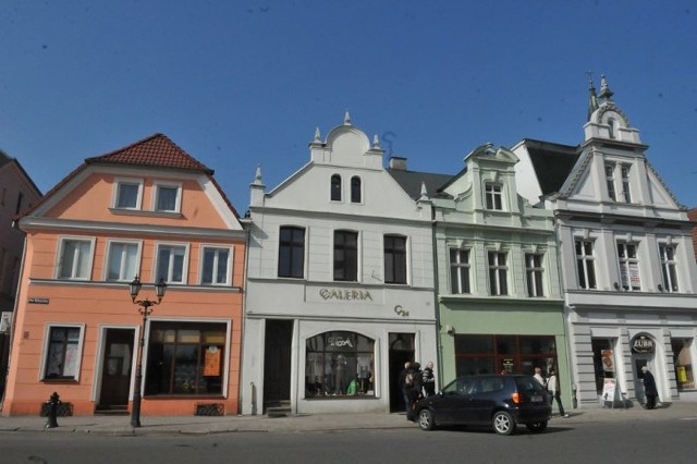 W Sulechowie działają trzy agencje zajmujące się sprzedażą mieszkań i domów, co chyba oznacza, że ruch na rynku nieruchomości jest tutaj spory.