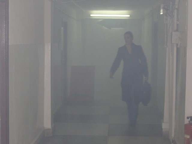 Zadymiony korytarz biurowca Mostostal, skąd uciekali ludzie.