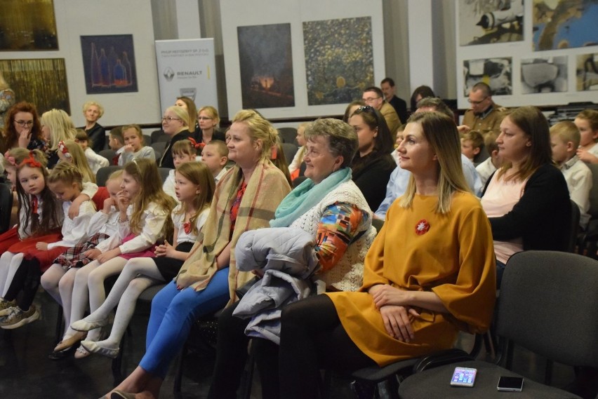 Międzyprzedszkolny Konkurs Piosenki Patriotyczno-Wojskowej w Białymstoku. Ponad 50 dzieci zaśpiewało na scenie WAOKU (ZDJĘCIA, WIDEO)