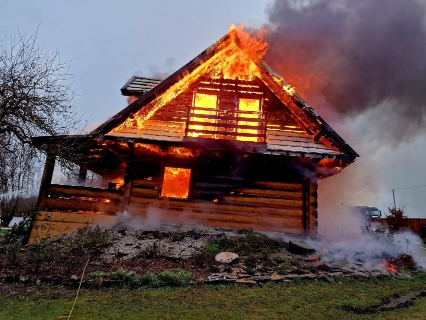 Pożar domu jednorodzinnego w powiecie tczewskim. Na miejscu 12 pracowało zastępów straży pożarnej