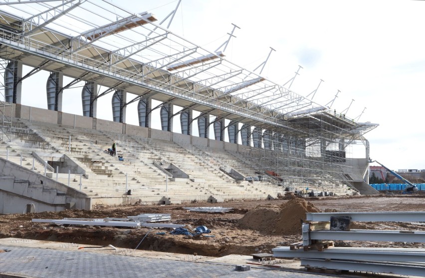 Najnowsze zdjęcia z budowy stadionu Radomiaka Radom pokazują...