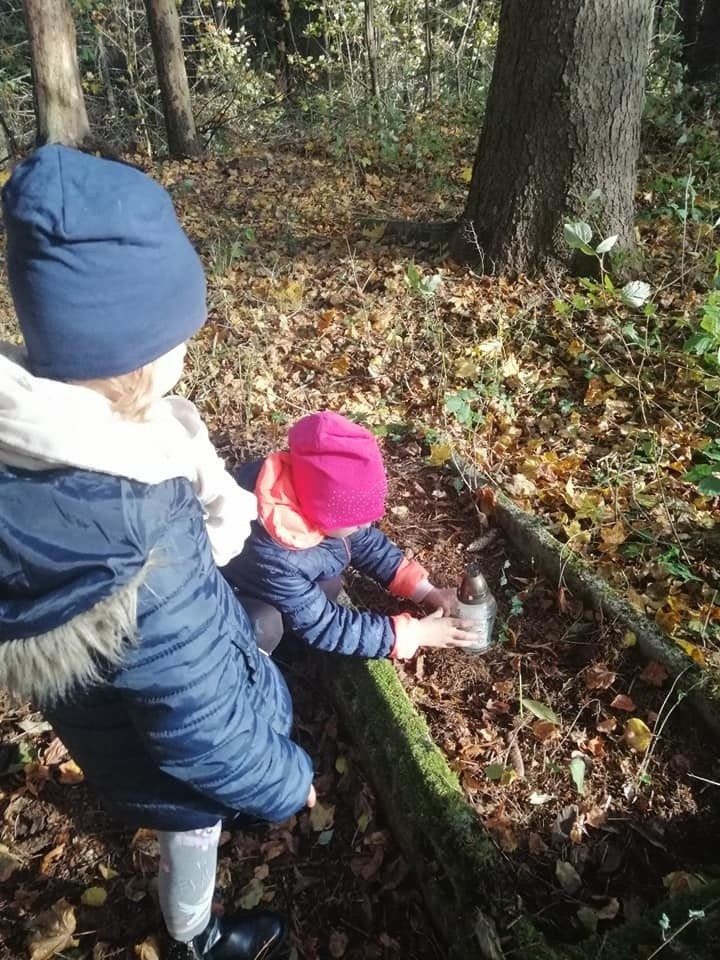 Uczniowie ze Słosinka porządkowali bezimienne i opuszczone...