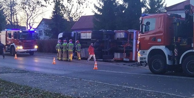 Po godz. 15.30 strażacy dostali zgłoszenie, że pali się dach domu przy ul. Krakowskiej. Jeden z jadących na akcję wozów strażackich przewrócił się.  - Kierujący scanią na skrzyżowaniu ul. Króla Augusta i Jałowego stracił panowanie nad pojazdem i przewrócił go na prawy bok. Nie odniósł obrażeń - mówi Dominika Kopeć z zespołu prasowego podkarpackiej policji. Pożar na ul. Krakowskiej udało się ugasić.  - Sytuacja na miejscu jest już opanowana. Strażacy jeszcze pracują przy dogaszaniu ognia, przewietrzaniu i oddymianiu - mówili nam po godz. 17 strażacy o akcji przy ul. Krakowskiej w Rzeszowie. - Niestety, żeby dotrzeć do zarzewia ognia konieczna była prawie całkowita rozbiórka pokrycia dachowego.Zdjęcia i film otrzymaliśmy od Pani Natalii. Dziękujemy!