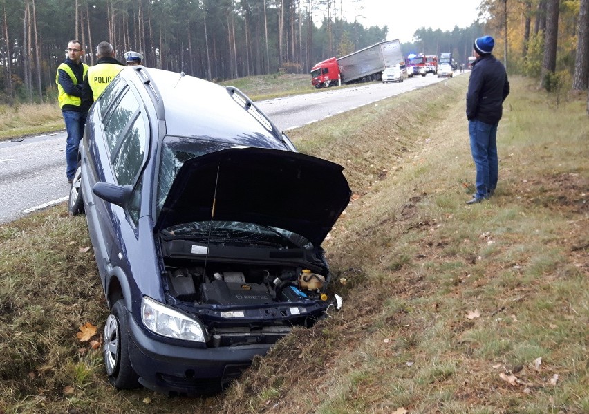 Oba pojazdy zjechały do przydrożnego rowu. 23-latek z opla...