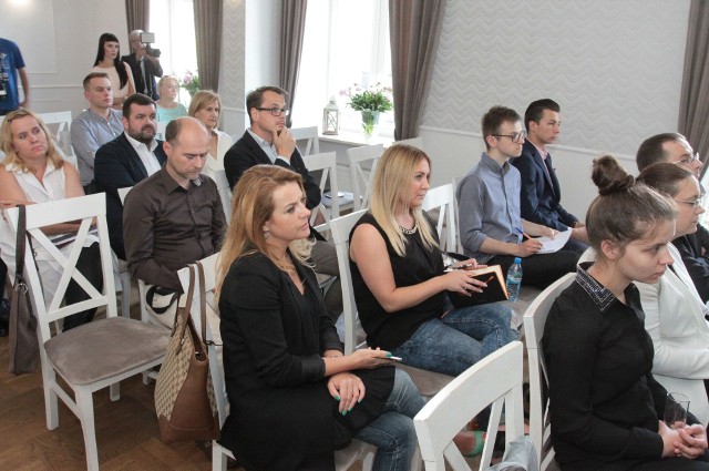 Uczestnicy projektu Przedsiębiorczy Radom podczas gali finałowej konkursu w radomskiej restauracji Mella Rossa.