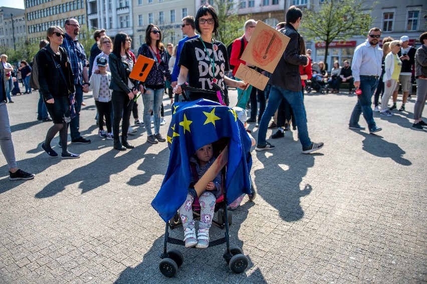 W niedzielę ulicami Poznania przemaszerowało około 150 osób,...