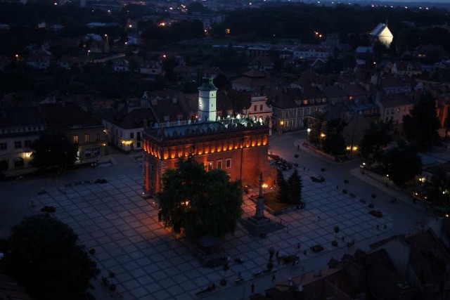 Sandomierski Rynek z lotu ptaka nocą. 