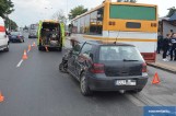 Volkswagen zderzył się z dwoma autobusami na ul. Okrzei we Włocławku [zdjęcia, wideo]