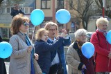 Niebieskie baloniki poleciały w niebo. Dzień Świadomości Autyzmu na Rynku w Ostrowcu