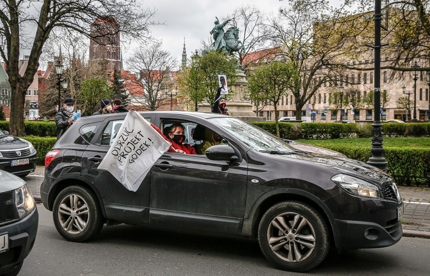 Protest kobiet w Trójmieście 15.04.2020. Maseczki z błyskawicą w Gdyni i kolejka po prawa człowieka w Gdańsku [wideo, zdjęcia]