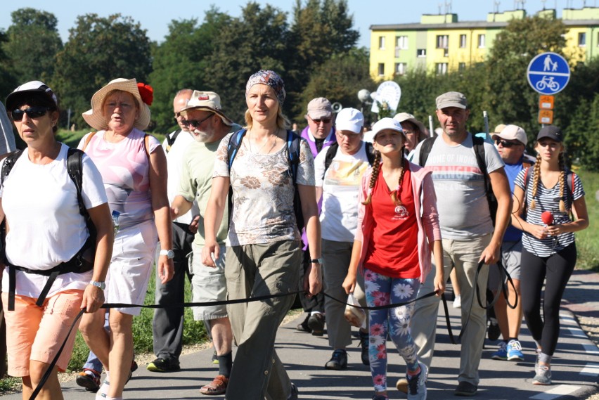 Oświęcimscy pątnicy w pięciu grupach z dekanatów:...