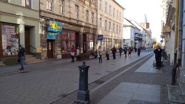Nowe obostrzeni wprowadzone przez rząd w związku z pandemią koronawirusa sprawia, że przed sklepami ustawiają się długie kolejki. Tak jest też w Chełmnie.