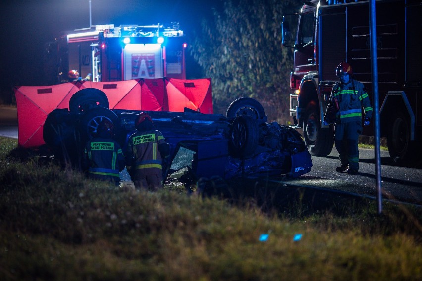 W nocnym wypadku samochodowym zginęły dwie młode osoby