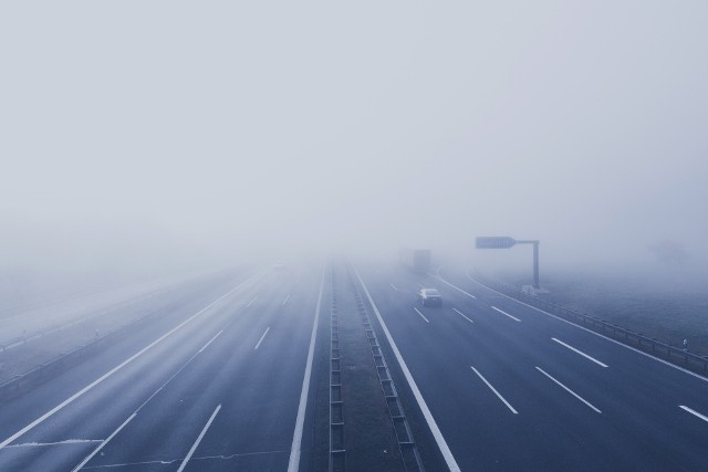 Uwaga! Gęsta mgła w Wielkopolsce. Kierowcy powinni zachować ostrożność