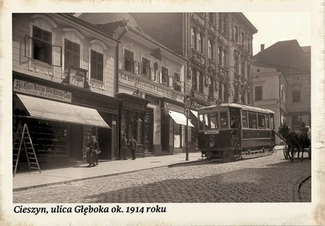 Archiwalna pocztówka przedstawiająca ulicę Głęboką w Cieszynie.