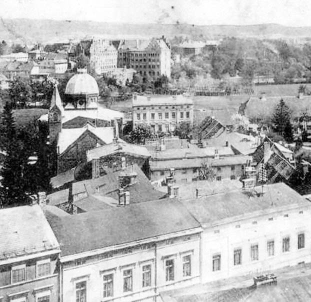 Gmina żydowska stara się m.in. o zwrot placu, na którym do 1933 roku stała w Koszalinie synagoga. Na przedwojennym zdjęciu budynek bożnicy stoi po lewej stronie.