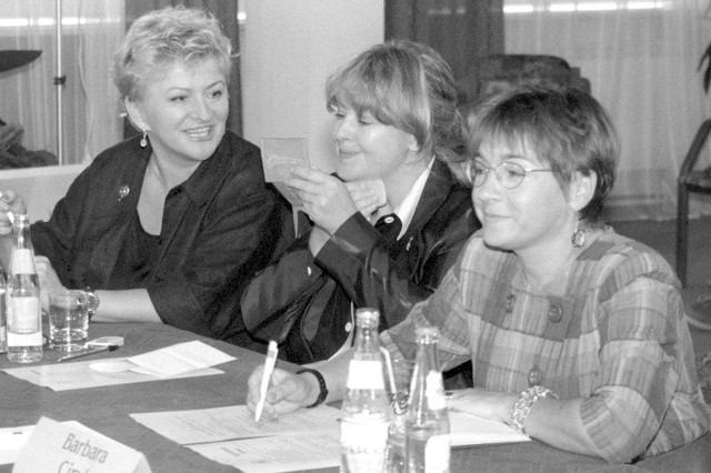 Początek lat 90., debata oksfordzka w Hotelu Gołębiewski. &#8211; Nie pamiętam na jaki temat &#8211; mówi Barbara Ciruk (na pierwszym planie). Obok siedzą Małgorzata Daniszewska (żona Jerzego Urbana) i Hanna Bakuła &#8211; malarka i pisarka.