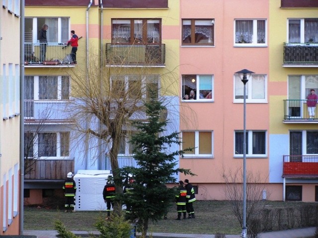 Chłopak stał na balkonie na drugim piętrze, na dole strażacy rozłożyli skokochron.