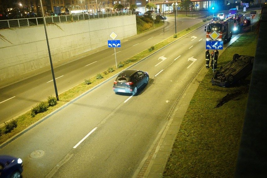 Kraków. Dachowanie przy ulicy Pawiej, kierowca był pijany [ZDJĘCIA]