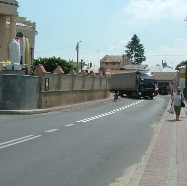 Wielkie tiry przejeżdżające przez centrum miasta to codzienność kolbuszowian.