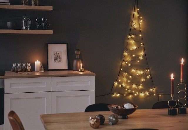 Choinka ze światełekOryginalna choinka, czyli 7 pomysłów na nietypowe drzewko bożonarodzeniowe do małego mieszkania