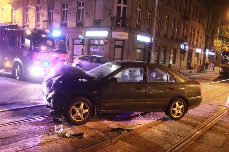 Groźny wypadek w centrum Łodzi! Trzy osoby uwięzione [zdjęcia]