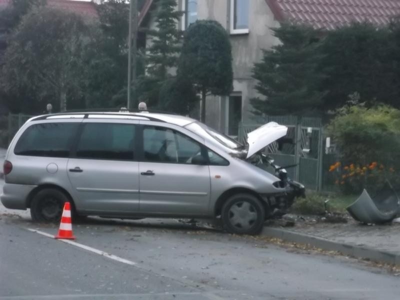 Wypadek na Zajączkowskiej. Volkswagen śmiertelnie potrącił pieszego i uderzył w drzewo (ZDJĘCIA)