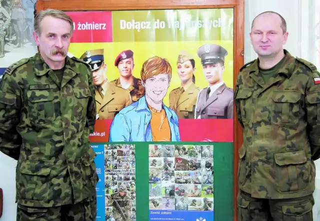 - Służba w armii daje stabilizację - mówią ppłk Janusz Teterycz (z lewej) i mjr Robert Grzeszczyk