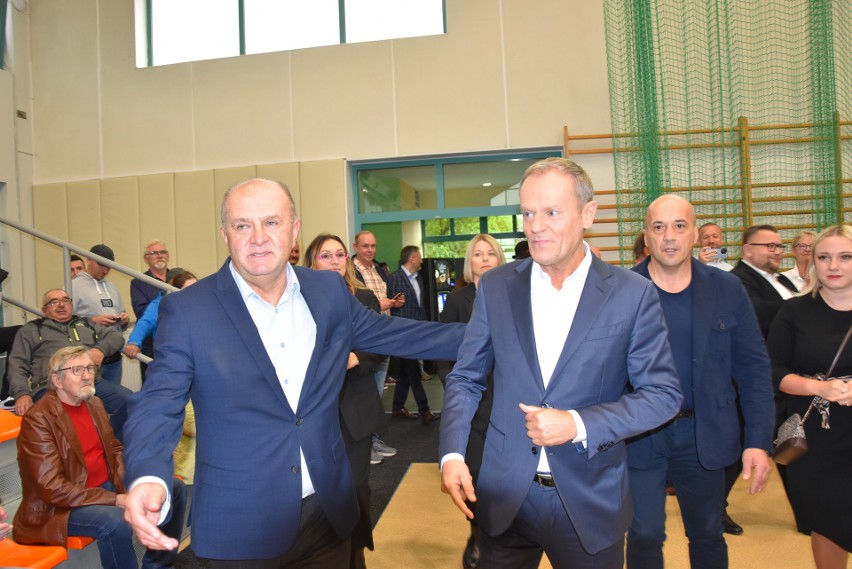 Donald Tusk spotkał się w Kluczborku z mieszkańcami regionu.