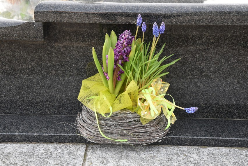 Wielkanocne znicze i stroiki na cmentarzu w Krasnosielcu