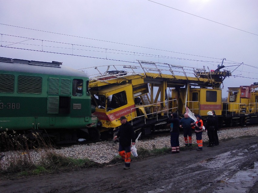 Wola Rzędzińska. Lokomotywa zderzyła się z pociągiem technicznym. Ranny 53-latek