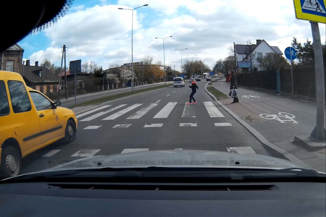 Białystok: Pirat na ul. Kopernika. Do potrącenia dziewczynki mało brakowało (wideo)