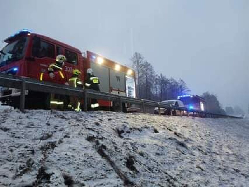 Dachowanie BMW na DK65 w okolicach miejscowości Zalesie