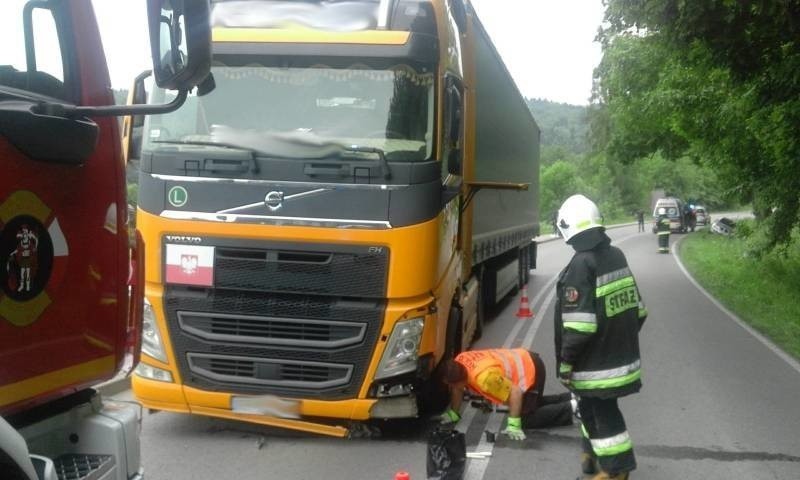 Wypadek w Łososinie Dolnej na DK 75. BMW zderzyło się z samochodem ciężarowym [ZDJĘCIA]