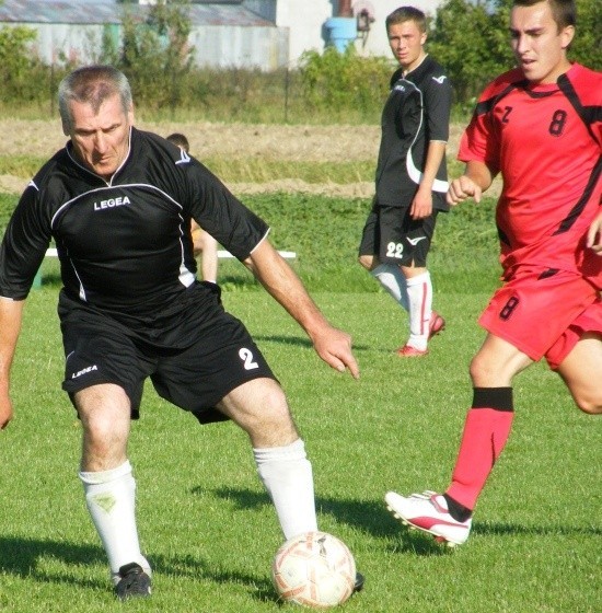 Józef Hraca (z lewej) blokuje piłkę przed Dawidem Czykietą ze Zrywu Szydłowice.
