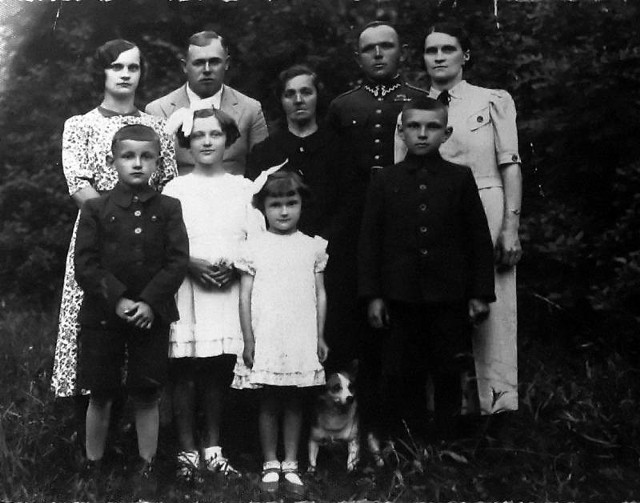 Rodzinne zdjęcie Popławskich w Łużkach. Anna stoi druga od lewej w pierwszym rzędzie. Z tyłu w mundurze starszy chorąży Franciszek Popławski