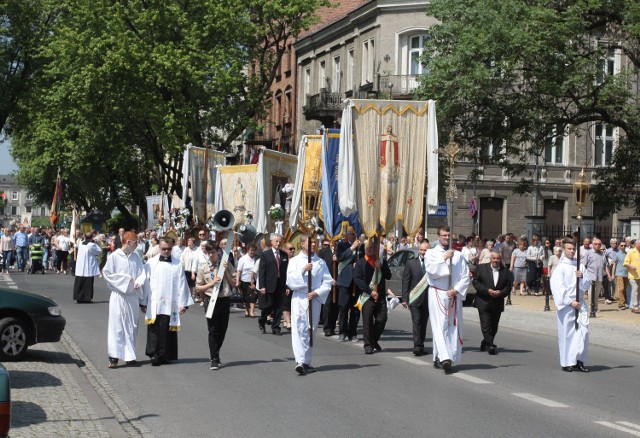 W centralnej procesji, która przeszła z kościoła farnego do radomskiej katedry, uczestniczyło tysiące wiernych.