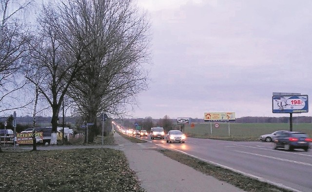 Mieszkańcy Lipnika i Grzędzic na tym skrzyżowaniu przeżywają prawdziwy koszmar. - Mamy już dość czekania, nawet po kilkanaście minut, aż ktoś łaskawie nas wpuści na główną trasę - mówią